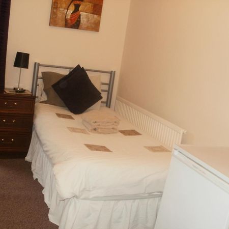 הית'רו London Heathrow Guesthouse מראה חיצוני תמונה