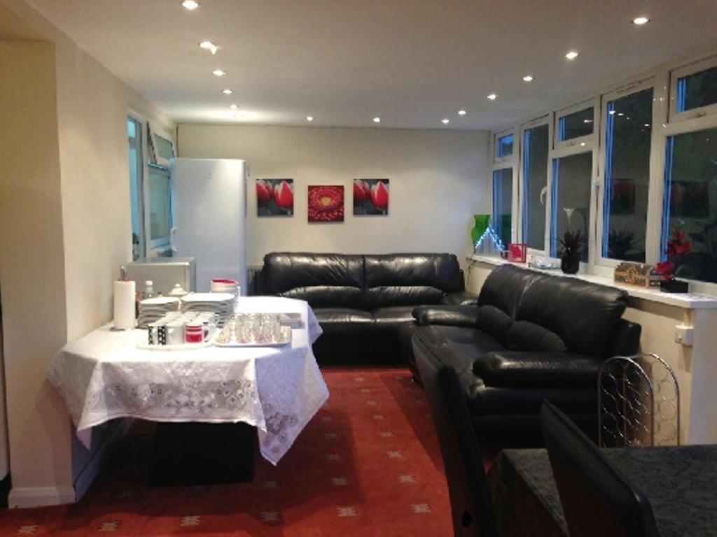 הית'רו London Heathrow Guesthouse מראה חיצוני תמונה