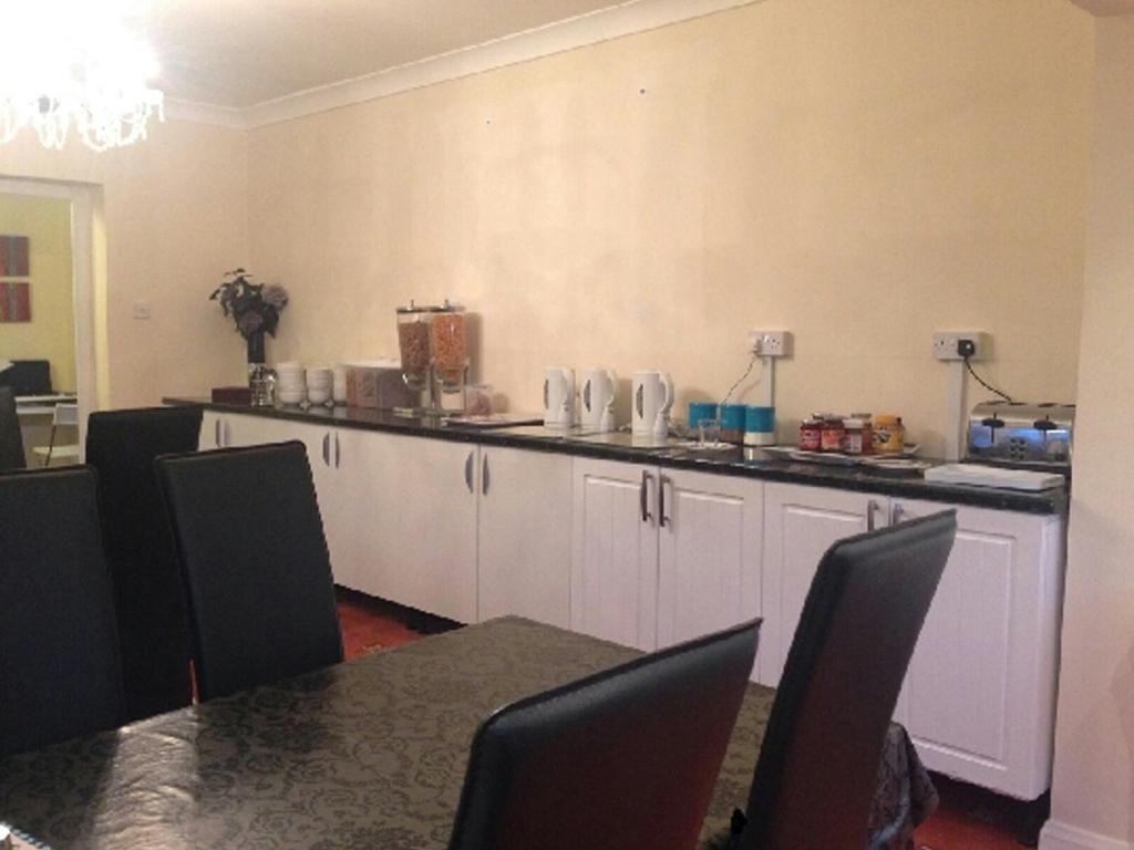 הית'רו London Heathrow Guesthouse מראה חיצוני תמונה