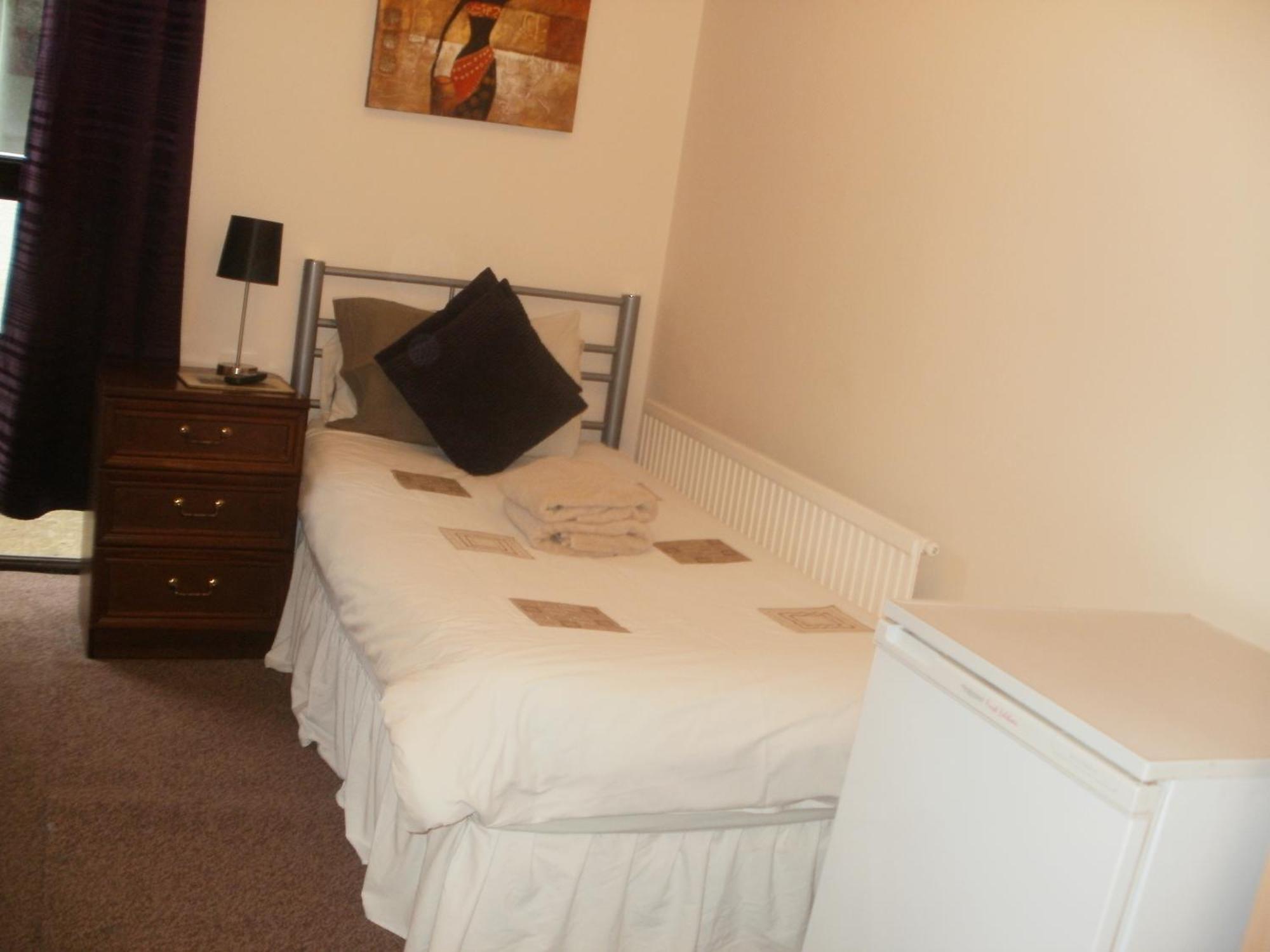 הית'רו London Heathrow Guesthouse מראה חיצוני תמונה