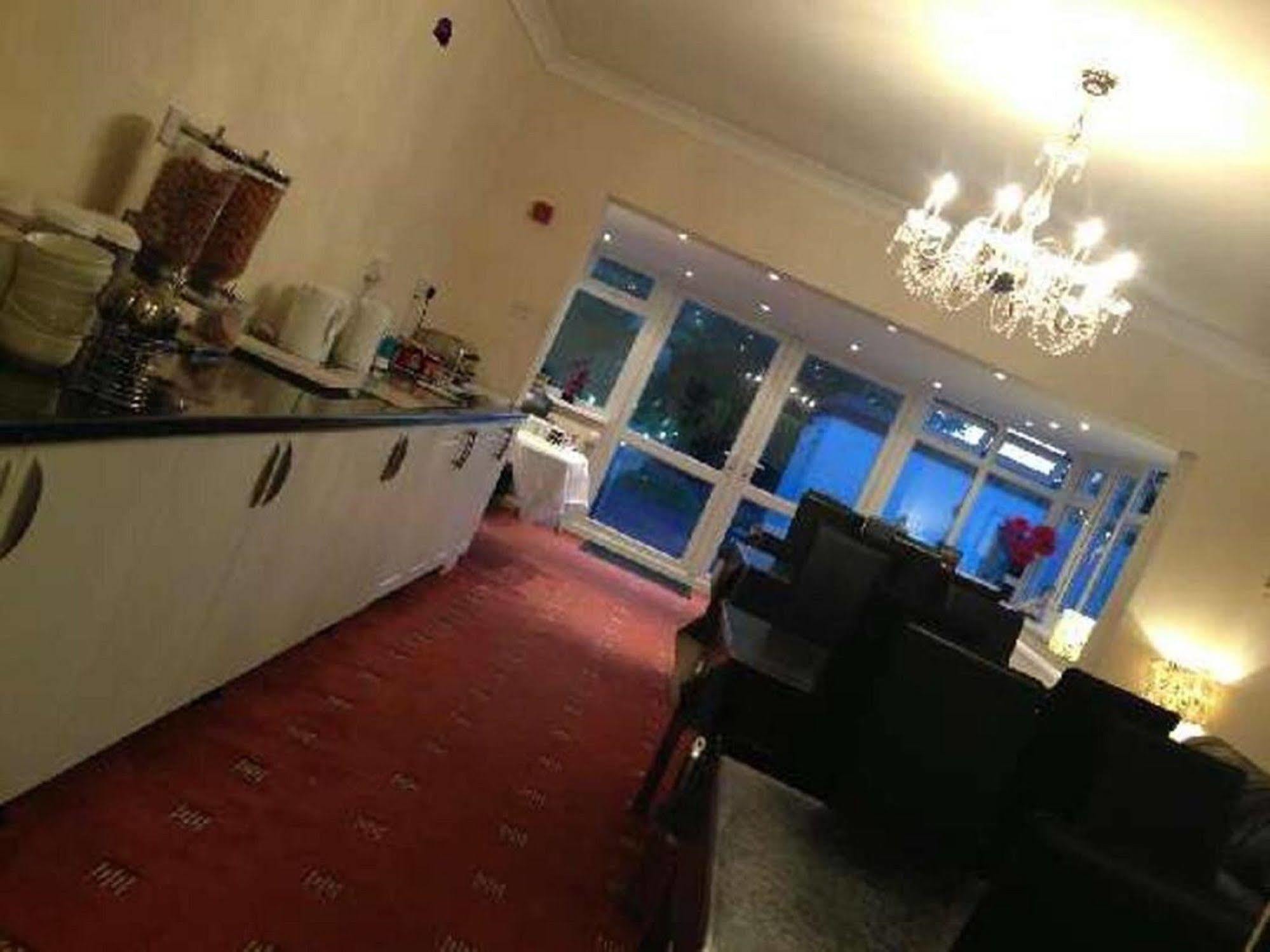 הית'רו London Heathrow Guesthouse מראה חיצוני תמונה