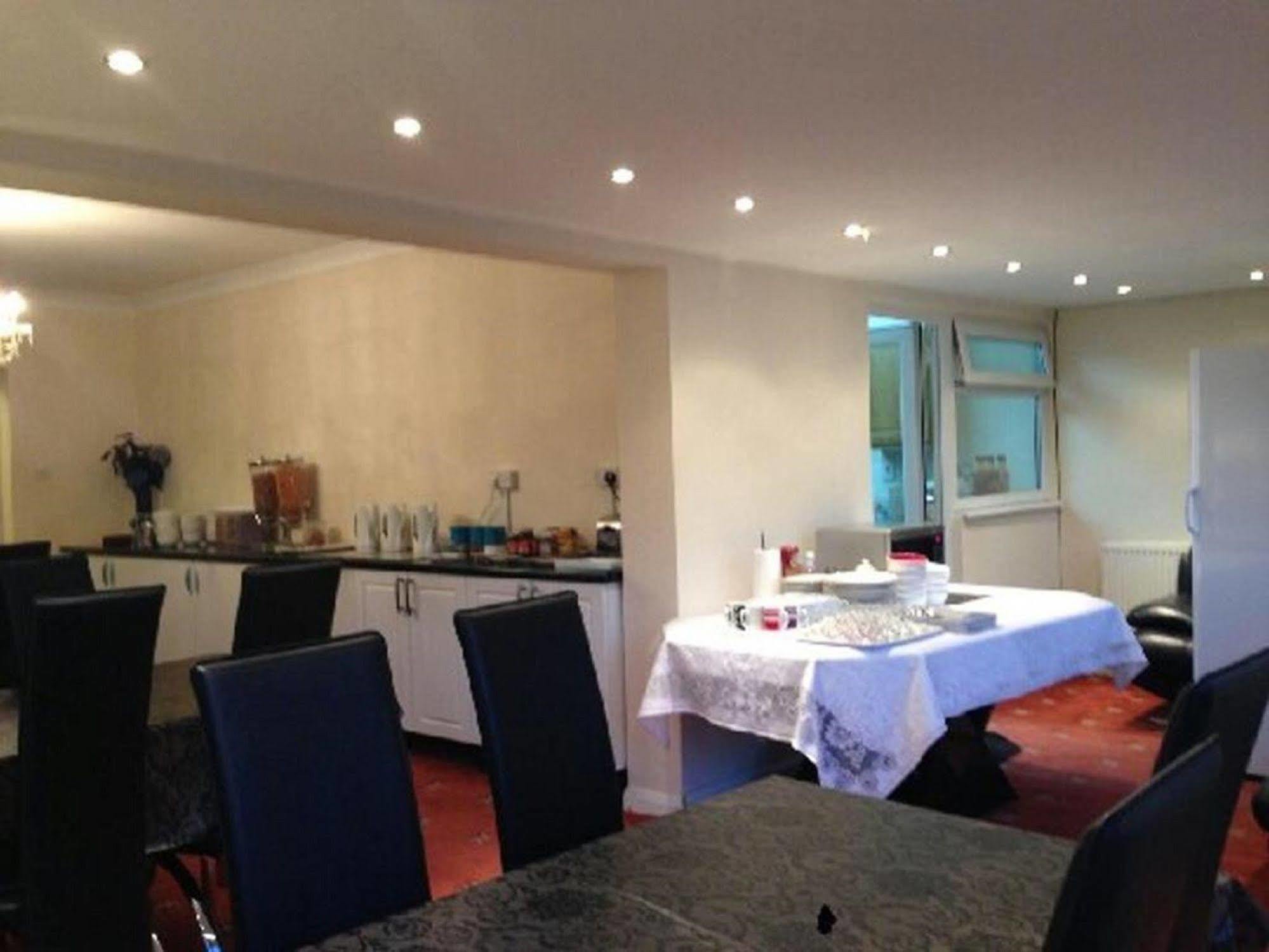 הית'רו London Heathrow Guesthouse מראה חיצוני תמונה